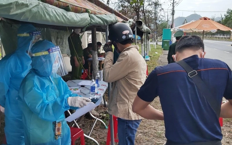 Người dân khai báo y tế tại các chốt chặn kiểm soát dịch Covid-19 ở cửa ngõ TP Đà Nẵng.