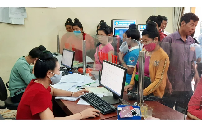 Công chức bộ phận một cửa xã Mường Phăng, TP Điện Biên Phủ giải quyết thủ tục hành chính cho người dân.