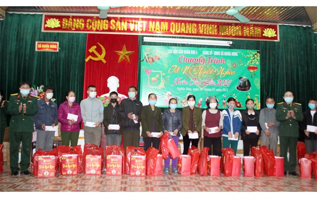 Đại diện Cục Hậu cần Quân khu 4 trao quà Tết tặng các gia đình có hoàn cảnh đặc biệt khó khăn ở xã Nghĩa Hưng, huyện Nghĩa Đàn (Nghệ An).