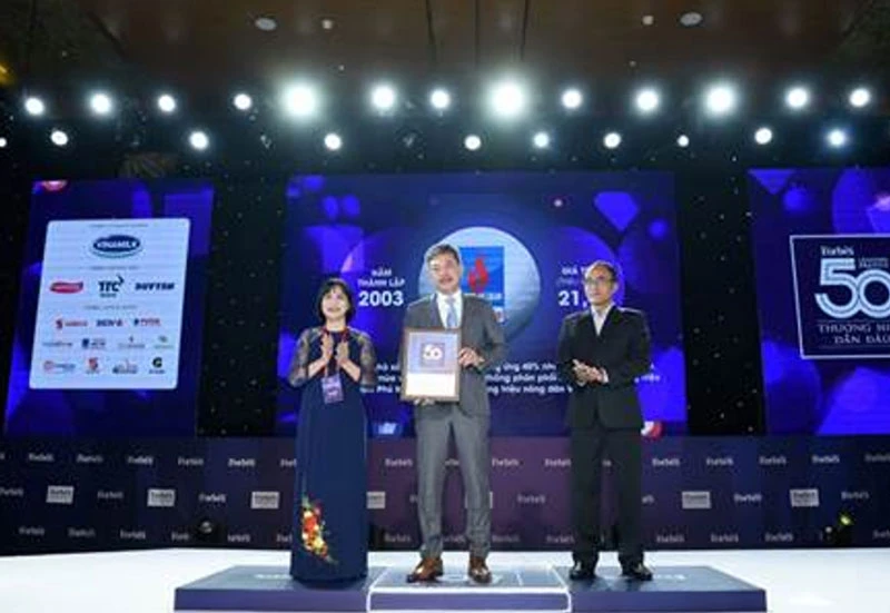 Ông Lê Cự Tân - Tổng Giám đốc PVFCCo nhận Kỷ niệm chương Tốp 50 thương hiệu dẫn đầu.