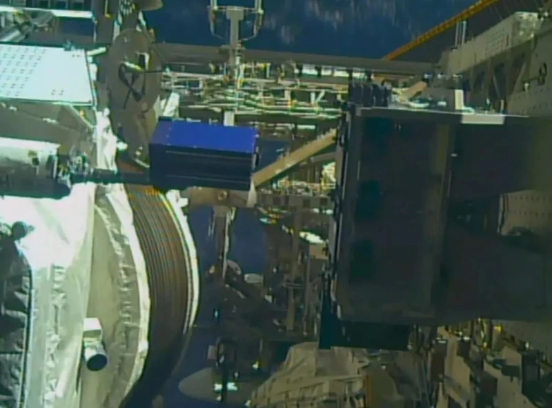 Thuốc sẽ được đặt trong vật liệu thí nghiệm của Alpha Space (hộp màu xanh) bên ngoài trạm ISS. Ảnh: Space Alpha.