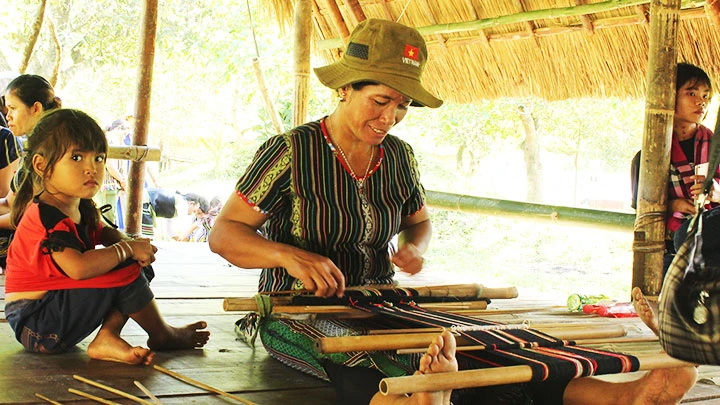 Nghề dệt thổ cẩm, nghề truyền thống của đồng bào người Mạ ở Cát Tiên cần phát triển những mẫu sản phẩm mới.