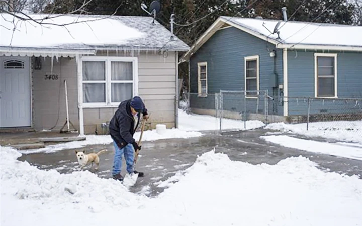 Người dân dọn nhà sau bão tuyết ở bang Tếch-dát của Mỹ. Ảnh: AP