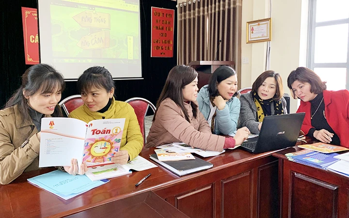 Giáo viên Trường tiểu học Phan Thiết (TP Tuyên Quang) trao đổi kinh nghiệm giảng dạy.