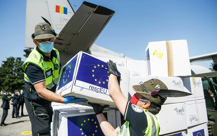 EU hỗ trợ I-ta-li-a khẩu trang chống dịch Covid-19. Ảnh: CONSILIUM.EUROPA.EU