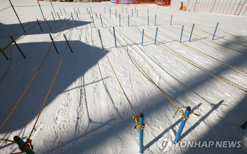 Một sân trượt tuyết tại Pyeongchang, cách thủ đô Seoul 182km phải đóng cửa vì có một số ca Covid-19 liên quan tới khu vực này. (Ảnh: Yonhap)