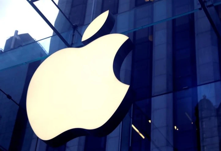 Logo của Apple được treo ở lối vào cửa hàng Apple ở New York, Mỹ. Ảnh: Reuters.
