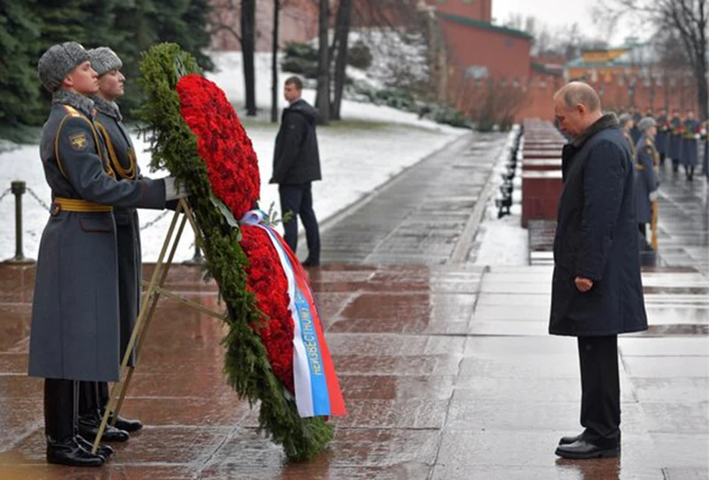 Tổng thống Nga Vladimir Putin đặt hoa viếng các liệt sĩ vô danh nhân Ngày Bảo vệ Tổ quốc 23-2-2021. (Nguồn ảnh: TASS)