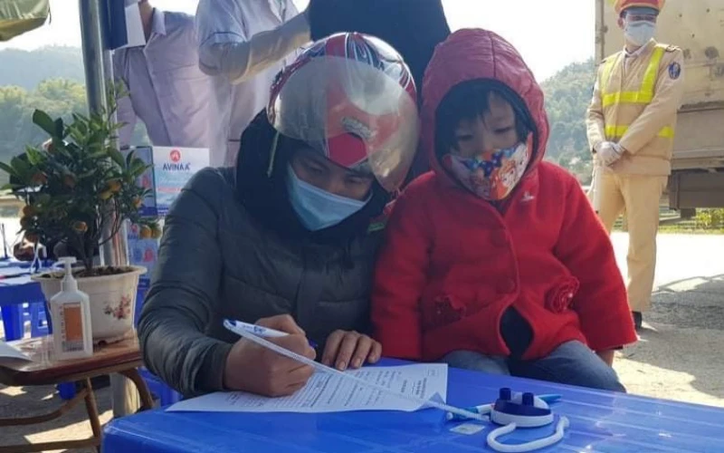 Người dân thực hiện khai báo y tế tại chốt phòng dịch trên đèo Pha Đin, huyện Tuần Giáo.