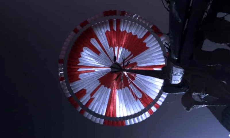 Tàu thám hiểm Perseverance đã chụp ảnh chiếc dù này khi hạ cánh xuống bề mặt sao Hỏa. Ảnh: NASA.
