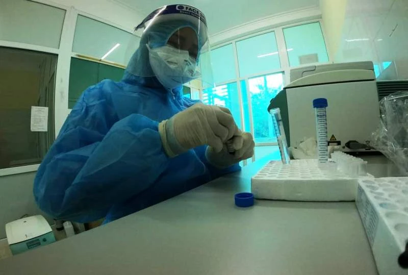 Xét nghiệm mẫu phẩm tại Trung tâm phòng chống bệnh tỉnh Điện Biên.