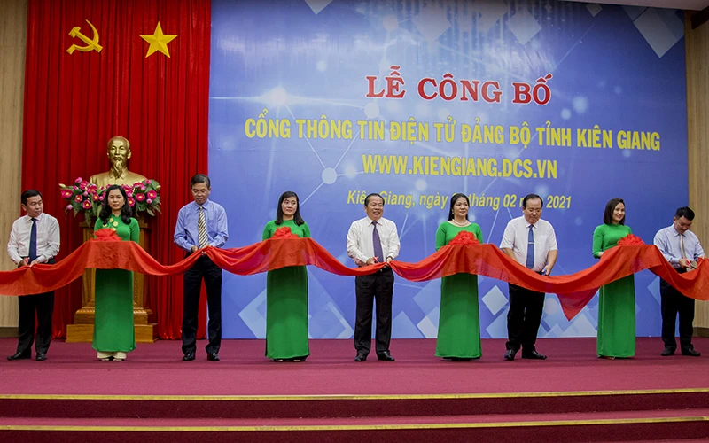Cắt băng khai trương Cổng thông tin điện tử Đảng bộ tỉnh Kiên Giang.