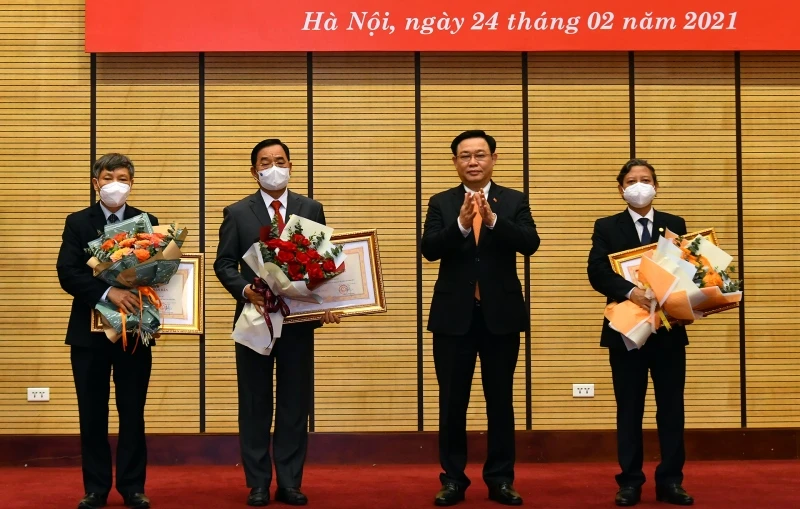 Đồng chí Vương Đình Huệ, Ủy viên Bộ Chính trị, Bí thư Thành ủy Hà Nội trao danh hiệu "Thầy thuốc Nhân dân"  cho các thầy thuốc. 