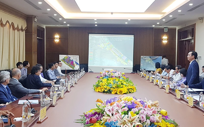 Chủ tịch UBND tỉnh Quảng Trị Võ Văn Hưng giới thiệu tiềm năng năng lượng của tỉnh với Công ty năng lượng Eni Việt Nam 