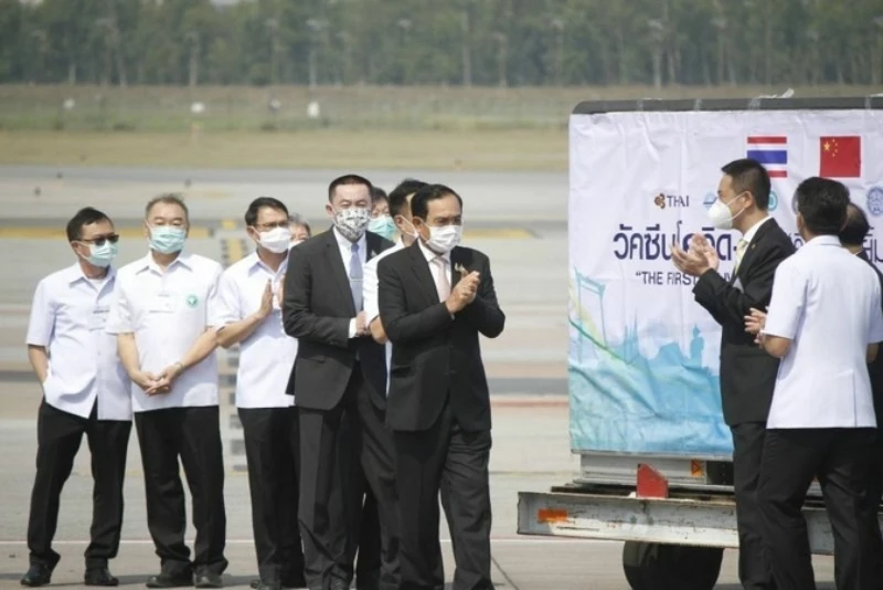 Thủ tướng Prayut Chan-o-cha và các quan chức Chính phủ Thái Lan tại buổi lễ tiếp nhận lô vaccine ngừa Covid-19 đầu tiên từ hãng Sinovac ngày 24-2. (Ảnh: The Nation)