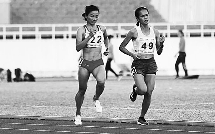 VÐV Nguyễn Thị Oanh (bên trái) lập kỷ lục quốc gia chạy 10.000 m tại Giải vô địch điền kinh quốc gia 2020. Ảnh: KHANG VINH 