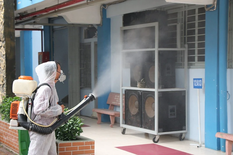 Trường THPT Nguyễn Du, quận 10 phun thuốc khử khuẩn để đón học sinh trở lại trường học.