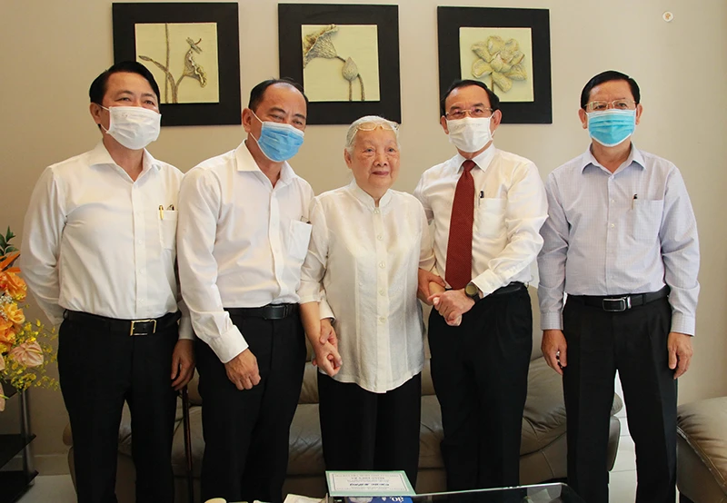 Bí thư Thành ủy TP Hồ Chí Minh Nguyễn Văn Nên cùng lãnh đạo Thành phố thăm bác sĩ Đoàn Thúy Ba.