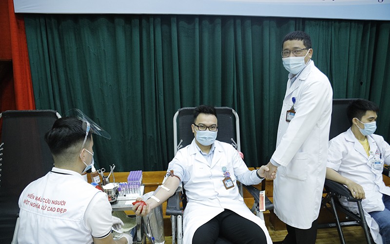 PGS, TS Lê Văn Quảng, Giám đốc Bệnh viện K đã động viên tinh thần, vận động các cán bộ tham gia hiến máu.
