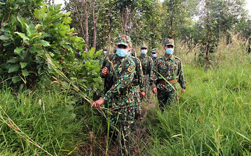 Tổ công tác lưu động của Đồn Biên phòng cửa khẩu quốc tế Hoa Lư, Bộ đội Biên phòng Bình Phước tuần tra, kiểm soát biên giới.