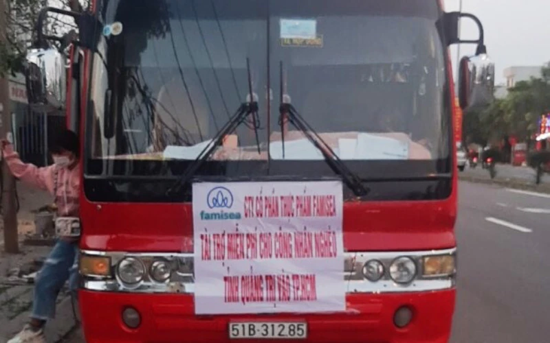 Xe khách vượt chốt kiểm dịch tại TP Đà Nẵng. (Ảnh: Công an cung cấp)