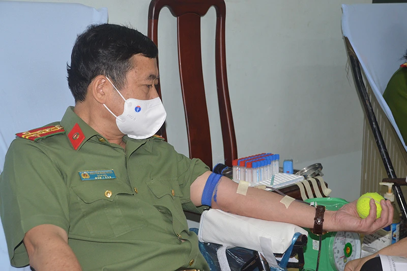 Đại tá Nguyễn Minh Ngọc tham gia hiến máu.
