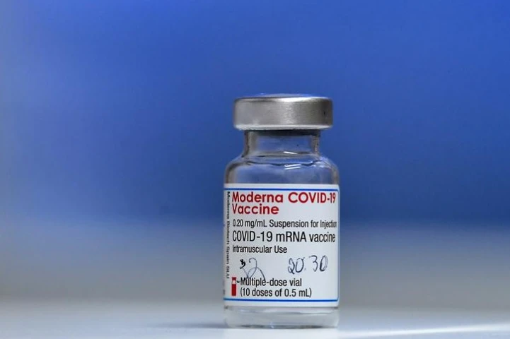 Một lọ vaccine ngừa Covid-19 của Moderna. Ảnh: Reuters.