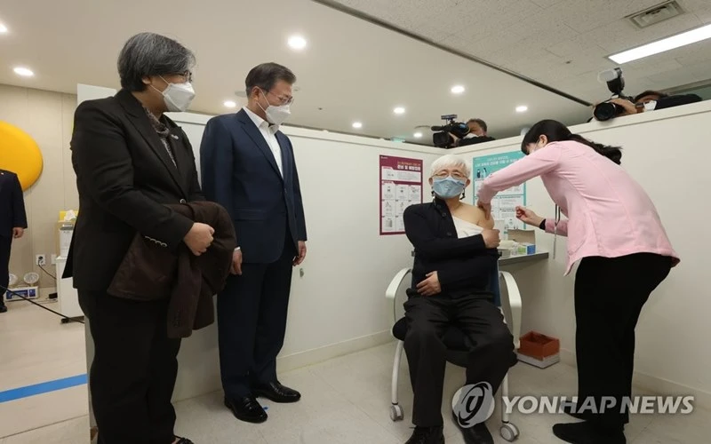Tổng thống Moon Jae-in (thứ hai từ trái sang) quan sát quá trình tiêm vaccine của AstraZeneca cho bác sĩ tại một trung tâm y tế cộng đồng ở Seoul, ngày 26-2. (Ảnh: Yonhap)