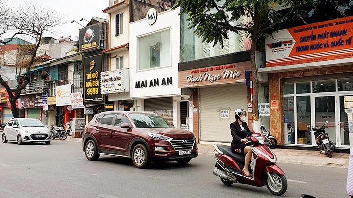 Mặt bằng cho thuê cửa hàng tại Hà Nội đã giảm giá sâu nhưng vẫn không có người thuê. Ảnh: HẢI NAM
