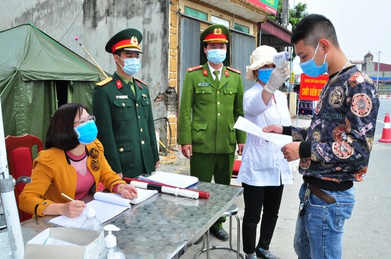 Kiểm tra y tế tại chốt kiểm soát dịch bệnh ở huyện Phù Cừ, tỉnh Hưng Yên.