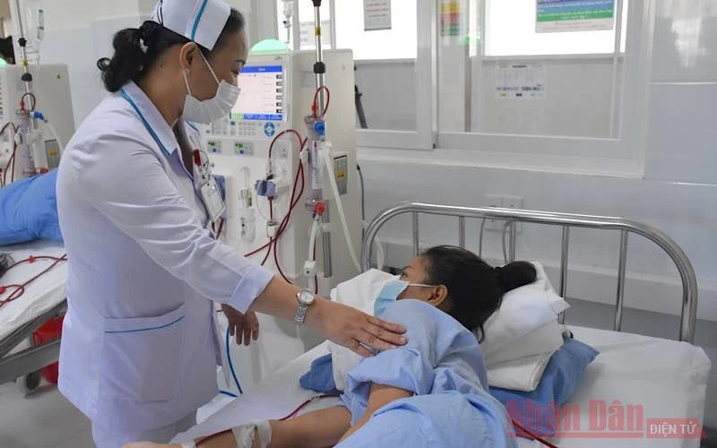 Mỗi ngày, người nữ điều dưỡng này lại thoăt thoắt công việc, chăm sóc, thăm hỏi các bệnh nhân nặng đang điều trị tại bệnh viện Hoà Vang.