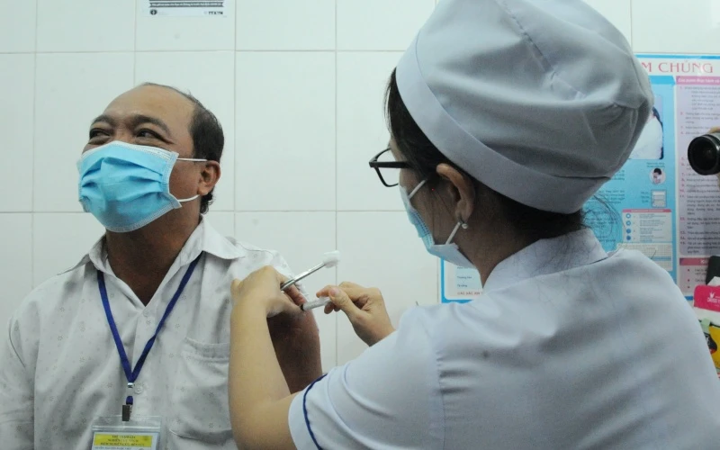 Ngày 26-2, Bộ Y tế tiêm thử nghiệm lâm sàng giai đoạn 2 vaccine ngừa Covid-19 cho tình nguyện viên tại Long An.