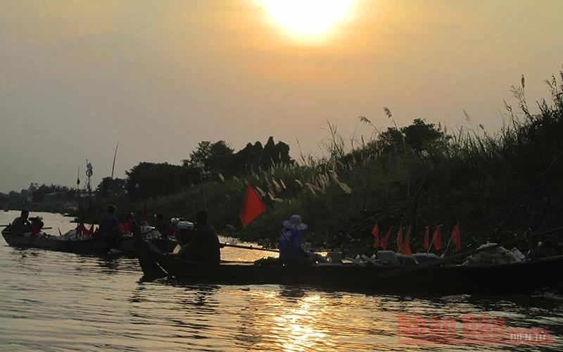 Ngư dân tập trung trên sông Vàm Nao chờ đến giờ thả lưới.