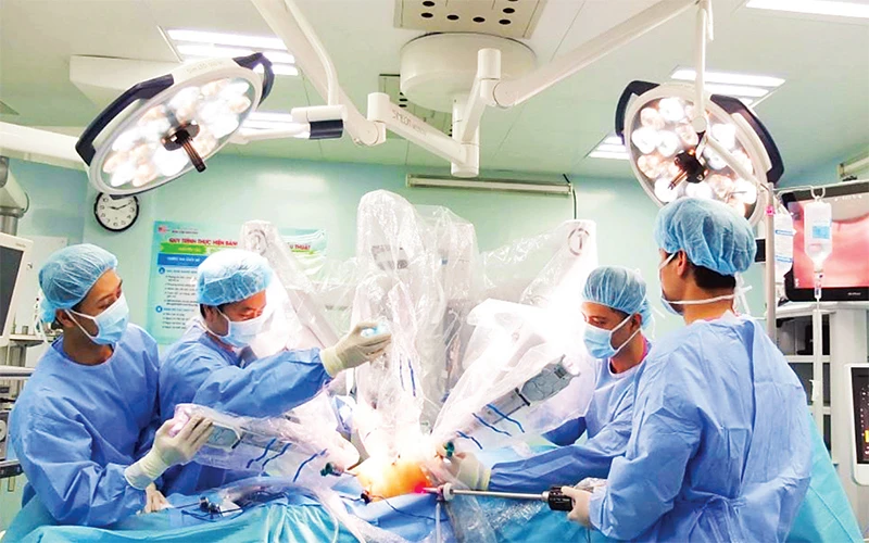 Thực hiện phẫu thuật bằng rô-bốt tại Bệnh viện Bình Dân.