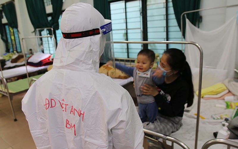 Điều dưỡng Việt Anh chăm sóc các bệnh nhi trong khu điều trị.