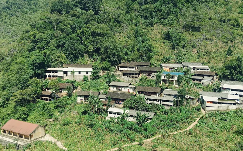 Những ngôi nhà kiên cố của cộng đồng người dân tộc Cờ Lao, thôn Cá Ha, xã Sính Lủng, huyện Ðồng Văn (Hà Giang).