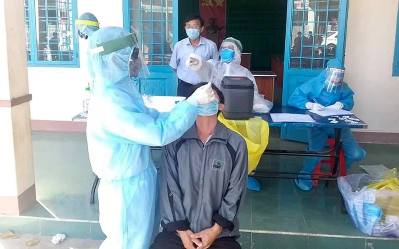Nhân viên y tế lấy mẫu xét nghiệm Covid-19 cho người dân tại tỉnh Gia Lai. Ảnh: Anh Khoa