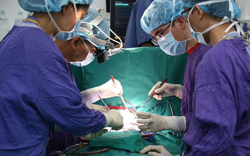 Các bác sĩ Bệnh viện Hữu nghị Việt Ðức ghép tim cho một bệnh nhi 7 tuổi.
