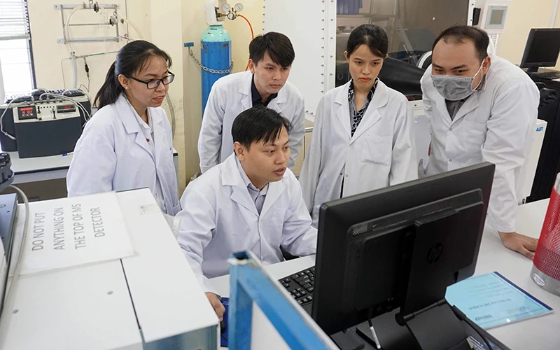 Tiến sĩ Đoàn Lê Hoàng Tân trao đổi về đề tài nghiên cứu với các nghiên cứu sinh và học viên cao học tại Trung tâm INOMAR. Ảnh: Thu Hoài