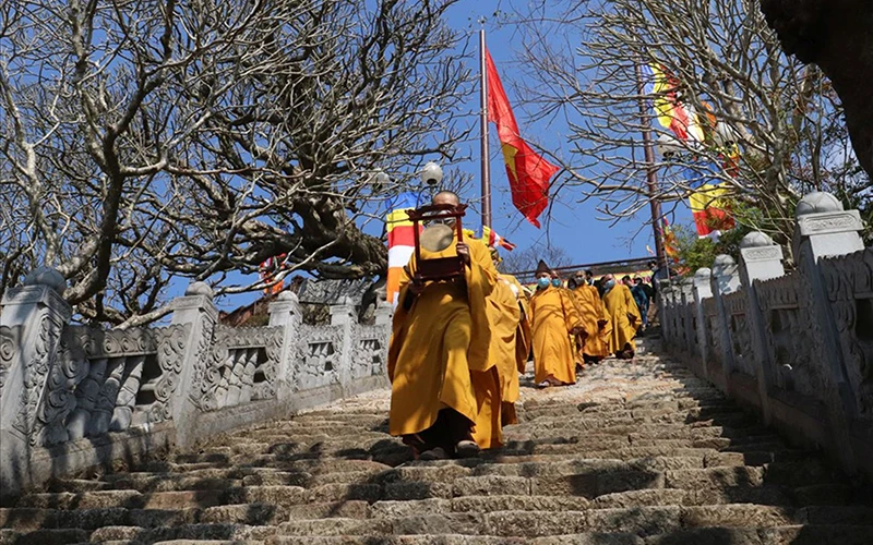 Lễ khai hội tâm linh Xuân Yên Tử 2021 diễn ra tại chùa Hoa Yên, vườn tháp Huệ Quang, tuân thủ nghiêm quy định phòng, chống dịch của Bộ Y tế. Ảnh: CTV