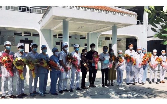 Giám đốc Bệnh viện Đa khoa Bạc Liêu Mã Quốc Thiện tặng hoa các thầy thuốc và bệnh nhân khỏi bệnh Covid-19 được xuất viện.