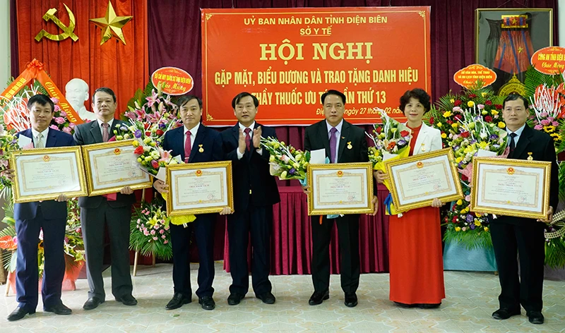 Thừa ủy quyền Chủ tịch nước, đồng chí Vừ A Bằng, Phó Chủ tịch UBND tỉnh Điện Biên trao danh hiệu “Thầy thuốc ưu tú” cho sáu đồng chí.