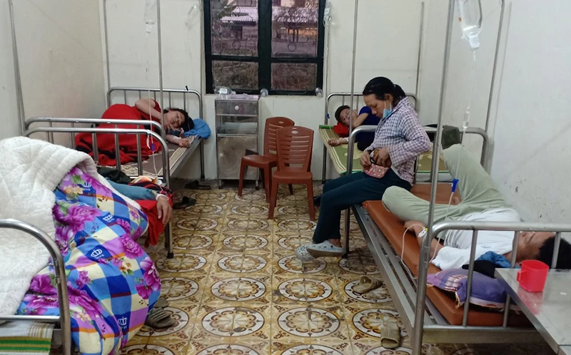 Một số bệnh nhân đang được điều trị tại Trạm Y tế xã Cao Tân.