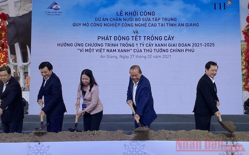 Phó Thủ tướng Trương Hòa Bình dự lễ khởi công Dự án Chăn nuôi bò sữa và chế biến sữa công nghệ cao. 