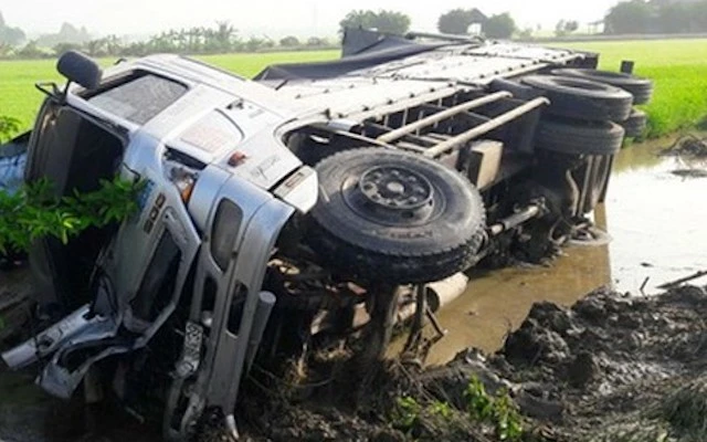 Xe tải trong vụ tai nạn lao xuống ruộng lúa. (Ảnh: CTV)