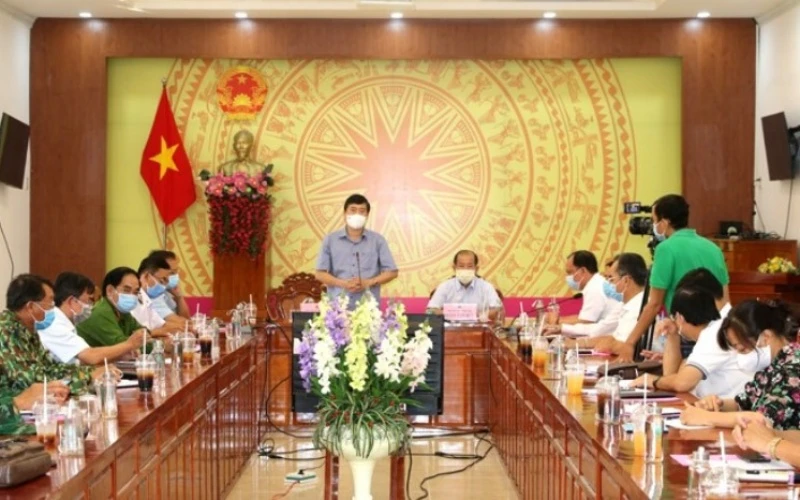 Chủ tịch UBND tỉnh Đồng Tháp Phạm Thiện Nghĩa phát biểu tại cuộc họp khẩn chiều 28-2, tại huyện Tân Hồng. (Ảnh: Văn Khương)