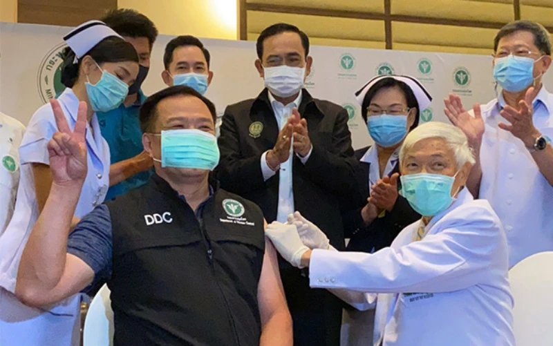 Bộ trưởng Y tế Thái Lan nhận mũi vaccine ngừa Covid-19 đầu tiên. (Ảnh: Bưu điện Bangkok)