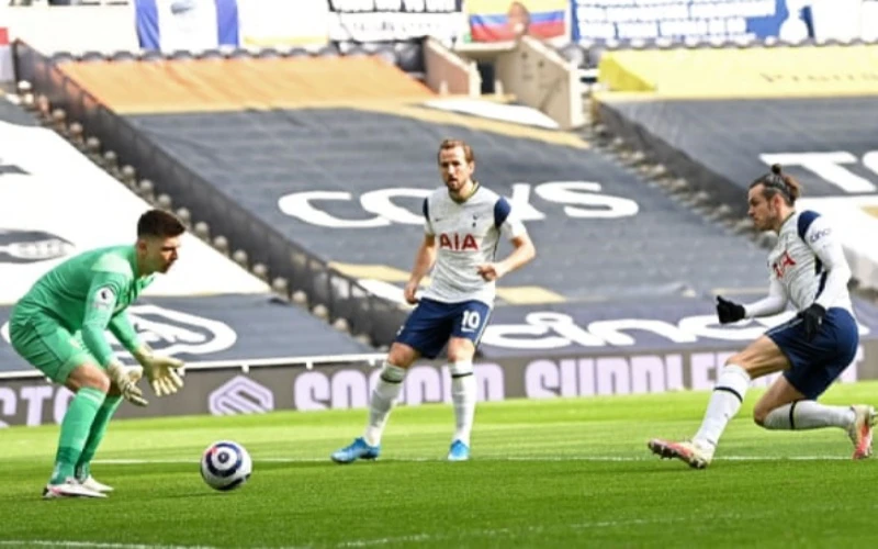G. Bale (phải) xuất sắc lập cú đúp cho Tottenham.