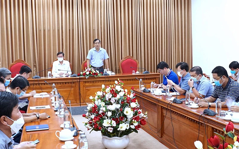 Phó chủ tịch UBND tỉnh Cà Mau (đứng) chỉ đạo phòng chống dịch tại cuộc họp khẩn chiều 28-2.
