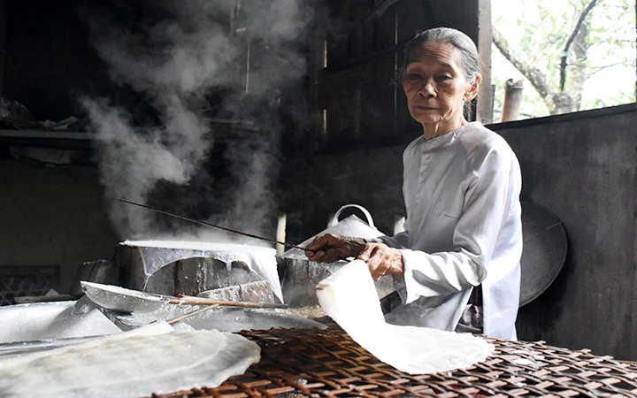 Cụ Đinh Thị Túy Phong với tâm huyết giữ nghề truyền thống.